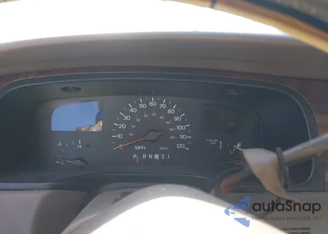 1999 Lincoln Town Car Signature z USA, uszkodzony, nr VIN 1LNHM82W6XY642334